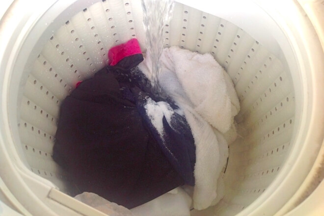 洗濯機の中の服とタオル